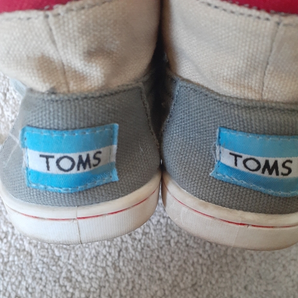 TOMS - Picture 2 of 3